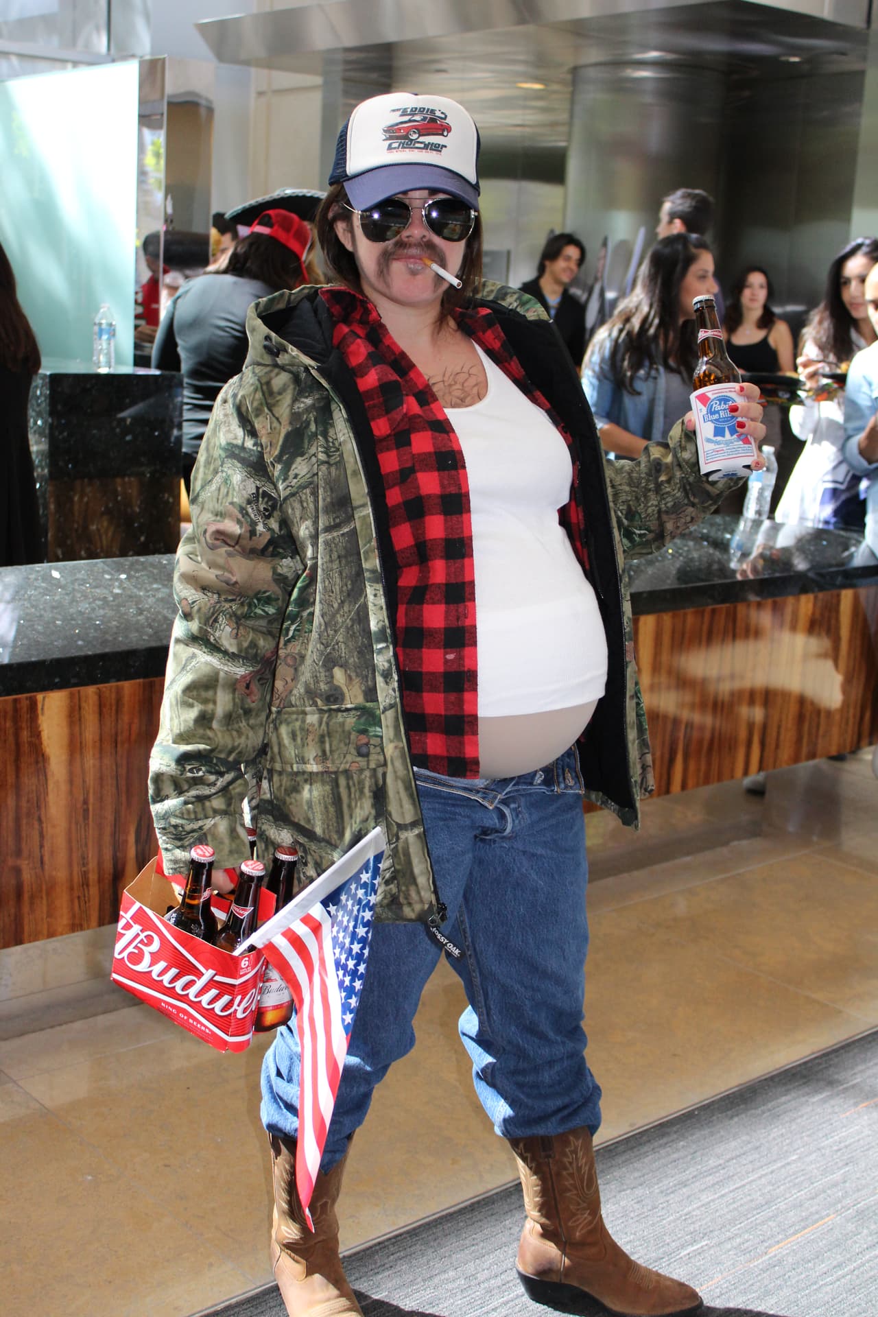 El equipo de Univision Los Angeles festejó Halloween a lo máximo y la gran fiesta contó con la presencia de personajes de la talla de Pitbull, Paquita la del Barrio, Donald Trump y hasta El Chapo.