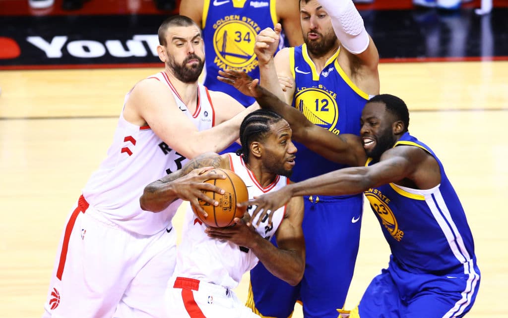 Siendo Kawhi Leonard el único jugador con capacidad de resolver en el cuarto periodo para los Toronto Raptors pero la defensa se multiplicaba y apretaba los dientes y los Warriors se estaban saliendo con la suya al cortarle las líneas de pase y salirle al paso.