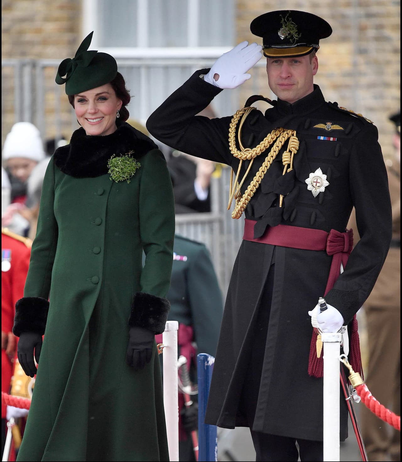 350 soldados fueron los que desfilaron frente a los Duques de Cambridge, previo a presentar los tradicionales tréboles a oficiales y guardias.