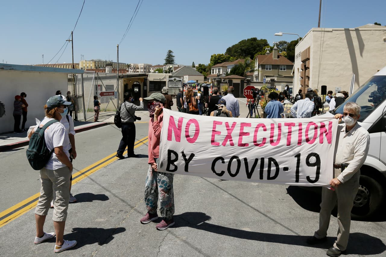 En las últimas semanas el brote de covid-19 en la cárcel ubicada al norte de San Francisco ha infectado a más de 2,000 reos, para convertirlo no solo en el peor de todo California sino en uno de los más graves de todo el sistema penitenciario de Estados Unidos, tan peligroso que expertos de salud de la Universidad de California lo describieron como “
<a href="https://www.univision.com/local/san-francisco-kdtv/de-23-a-1-000-casos-de-coronavirus-en-solo-dias-el-brote-en-una-carcel-que-tiene-en-alerta-al-norte-de-california" target="_blank">catastrófico para la población carcelaria</a>” .