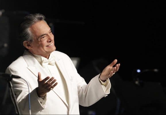 José José ha sufrido de varios problemas de salud durante toda su carrera, muchos de ellos a causa de sus adicciones. En 1972 sufrió de un caso grave de neumonía, y su diafragma torácico tuvo una parálisis, enfermedad que deterioró casi por completo su voz, su carrera y su vida.