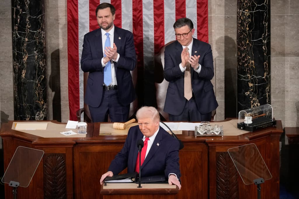 El presidente Donald Trump pronuncia el discurso sobre el estado de la Unión ante una sesión conjunta del Congreso en la Cámara de Representantes del Capitolio de los Estados Unidos en Washington, el martes 24 de febrero de 2026, mientras el vicepresidente JD Vance y el presidente de la Cámara de Representantes Mike Johnson, de Luisiana, aplauden.