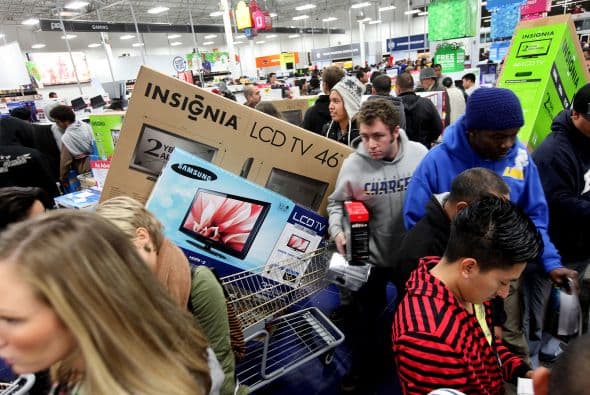 Como cada Viernes Negro las tiendas se llenaron de miles de personas con una sola intención: comprar a los mejores precios. Sin embargo, no todo fue color de rosa para los compradores ya que también hubo algunos accidentes violentos.