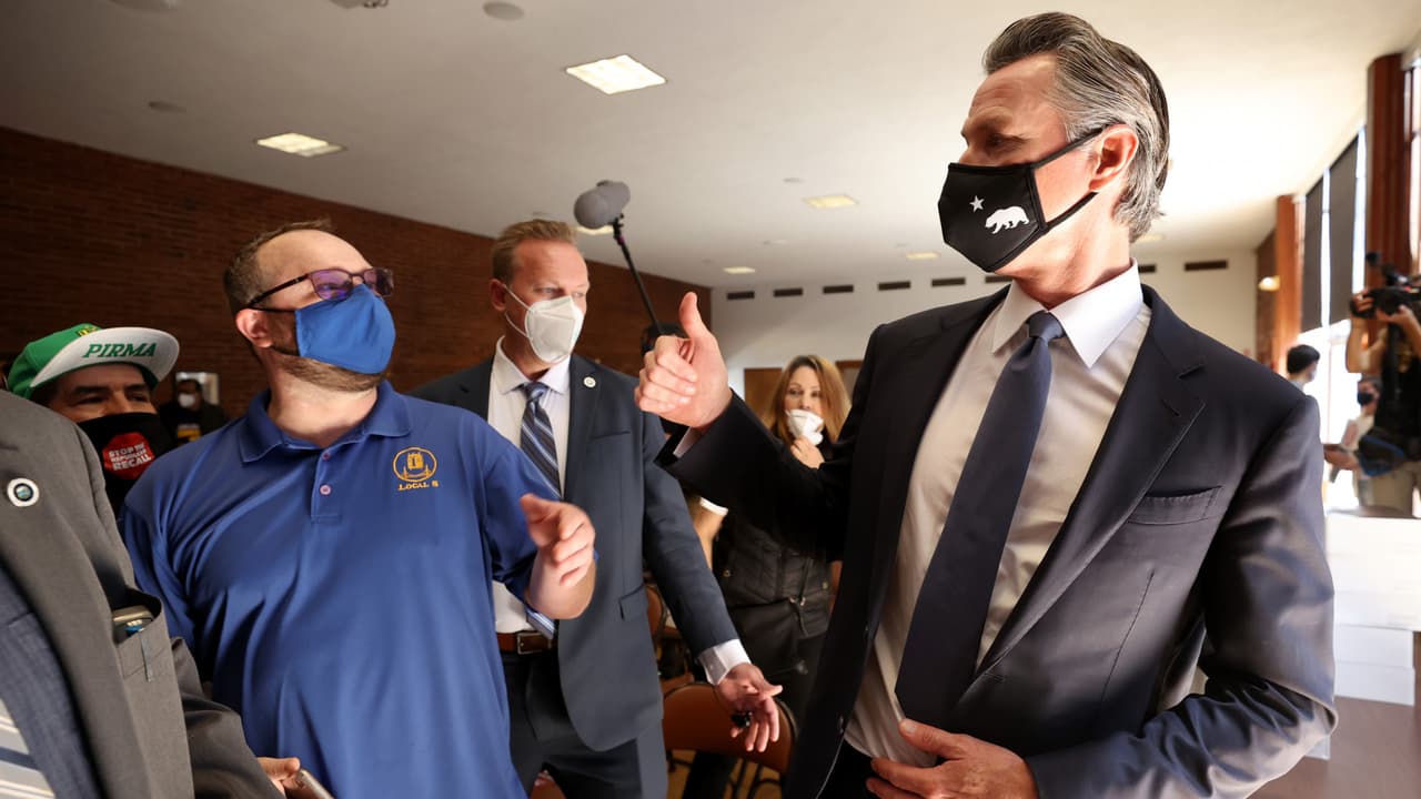 Celebraciones demócratas en Boyle Heights luego de que Newsom sobreviviera al referendo revocatorio