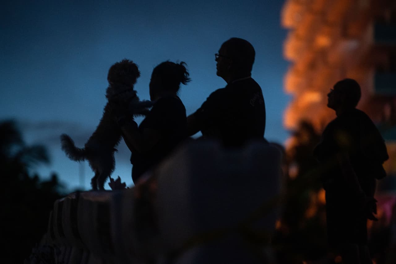 A la vigilia por las víctimas del derrumbe del edificio en Surfside asistió la alcaldesa de 
<a href="https://www.univision.com/temas/miami-dade">Miami-Dade</a>, Daniella Levine Cava, para consolar a la comunidad. Por su parte, el gobiernador de Florida, 
<a href="https://www.univision.com/local/puerto-rico-wlii/temas/ron-desantis">Ron DeSantis</a>, declaró el lunes que "la búsqueda continúa y no cesará hasta que haya una resolución".
<br>