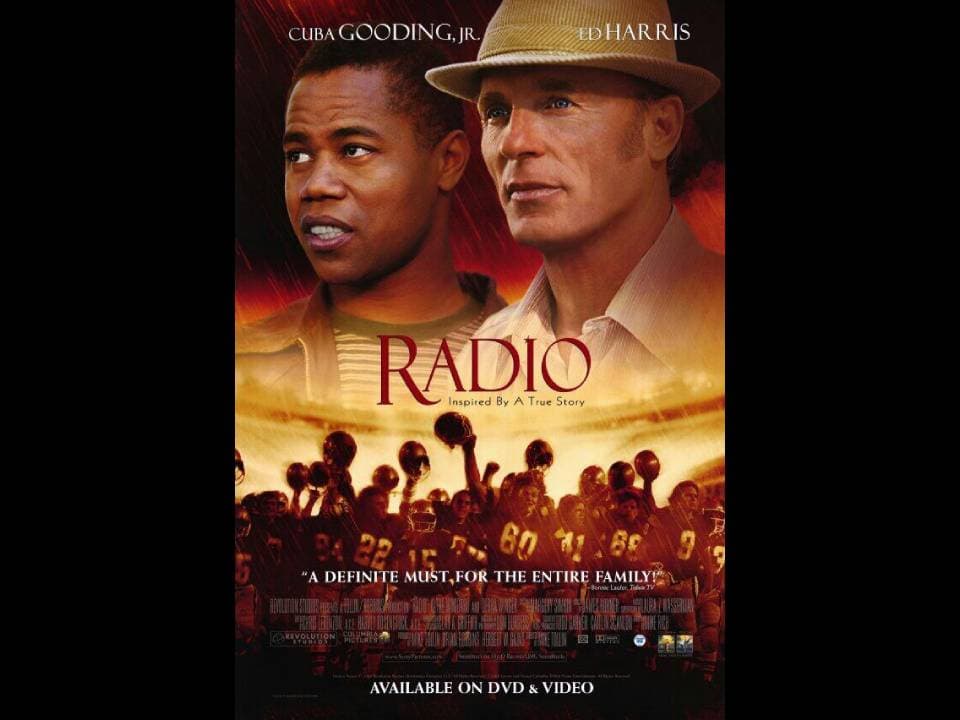'Radio' (2003) | En el futbol americano no todo es sobre ganar y perder, la integración es fundamental. Cuba Gooding Jr. protagoniza la historia de un joven que vivió relegado de la sociedad hasta que el entrenador del equipo de futbol americano lo hace parte de su vida.