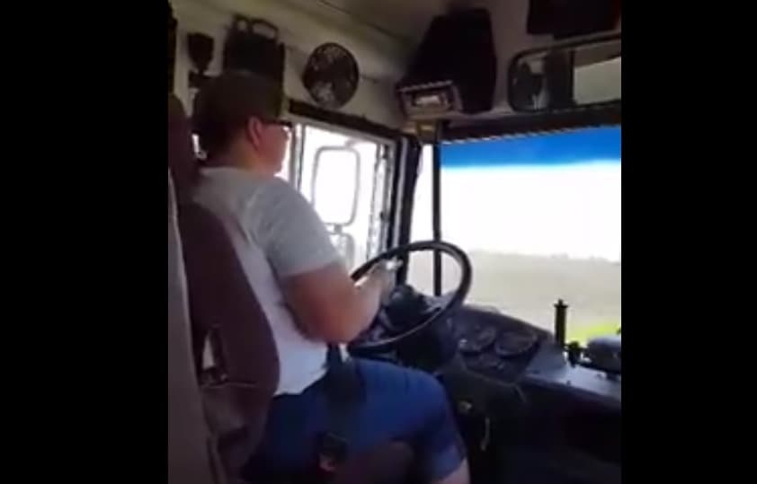 Captan en video a conductora de autobús escolar mandando mensajes de texto