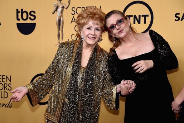 "La teoría habitual sobre la muerte de mamá fue que, tras perder a Carrie, Debbie Reynolds 
<b><a href="https://www.univision.com/shows/despierta-america/debbie-reynolds-murio-de-tristeza-un-dia-despues-que-su-hija-carrie-fisher-video" target="_blank">murió de pena</a></b>", escribió Todd Fisher en el libro que recogió sus memorias, según reseñó el diario 
<b><a href="https://www.abc.es/play/cine/noticias/abci-verdad-sobre-misteriosa-muerte-debbie-reynolds-201806061242_noticia.html?ref=https:%2F%2Fwww.google.com%2F" target="_blank">ABC. </a></b>
<br>