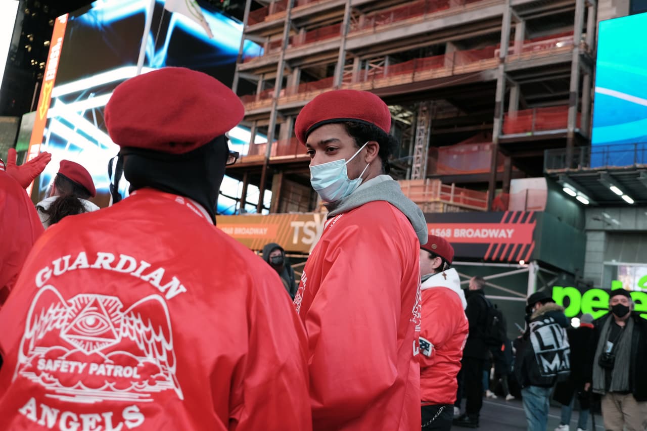 Go se encontraba en el andén de la estación de subway de Times Square, esperando el tren R, cuando un extraño la empujó delante del tren.