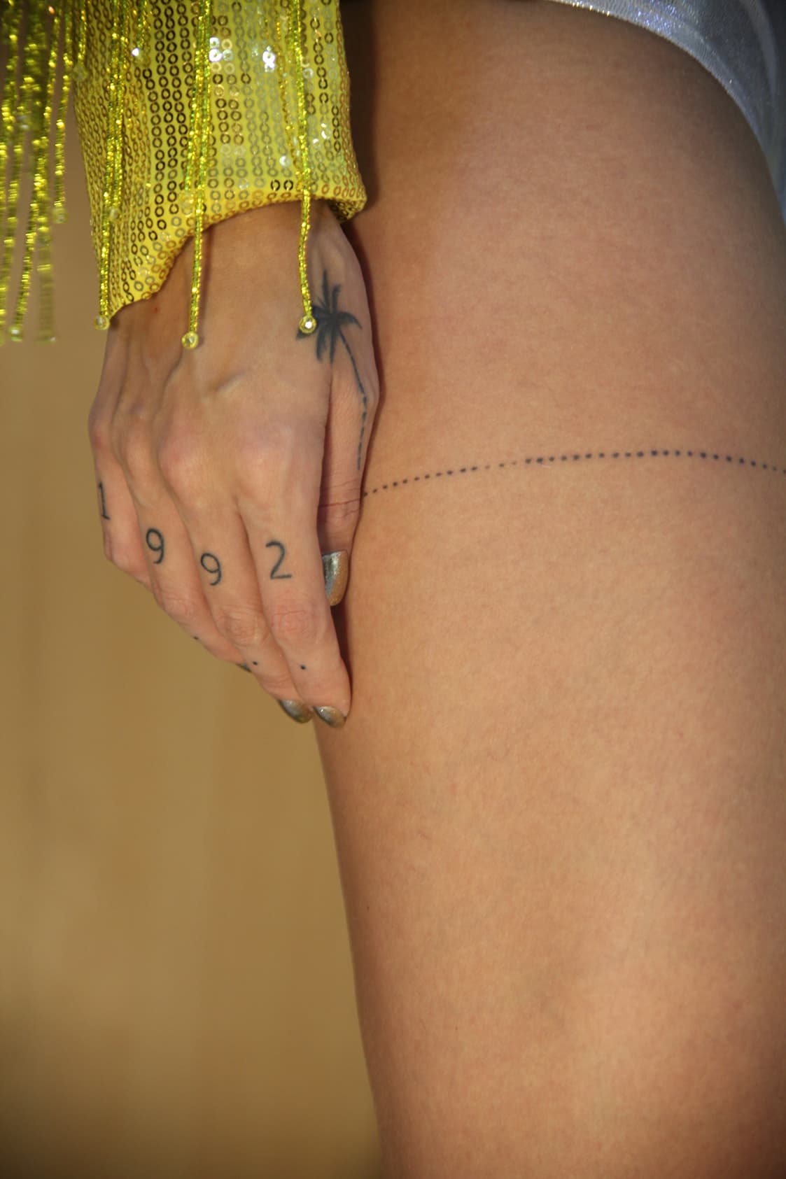 Además de la palmera y el año de nacimiento,
<a href="https://www.univision.com/shows/mira-quien-baila/el-significado-de-los-tatuajes-de-mike-bahia-fotos" target="_blank">junto con Mike se tatuó la frase "Hoy soñaré nuestra canción"</a>, cuyo significado está dividido por palabras y hace referencia al presente, a soñar, a trabajar en equipo y a lo que más aman, que es cantar. Ella lo tiene en la cadera.