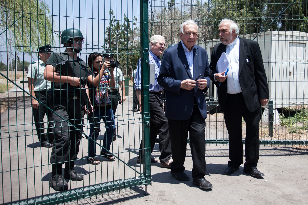 Los sacerdotes chilenos Fernando Montes (centro), Mariano Puga (detrás) y Pablo Alvarez (derecha) al salir de la prisión de Punta Peuco este 23 de diciembre, luego de la misa ecuménica.