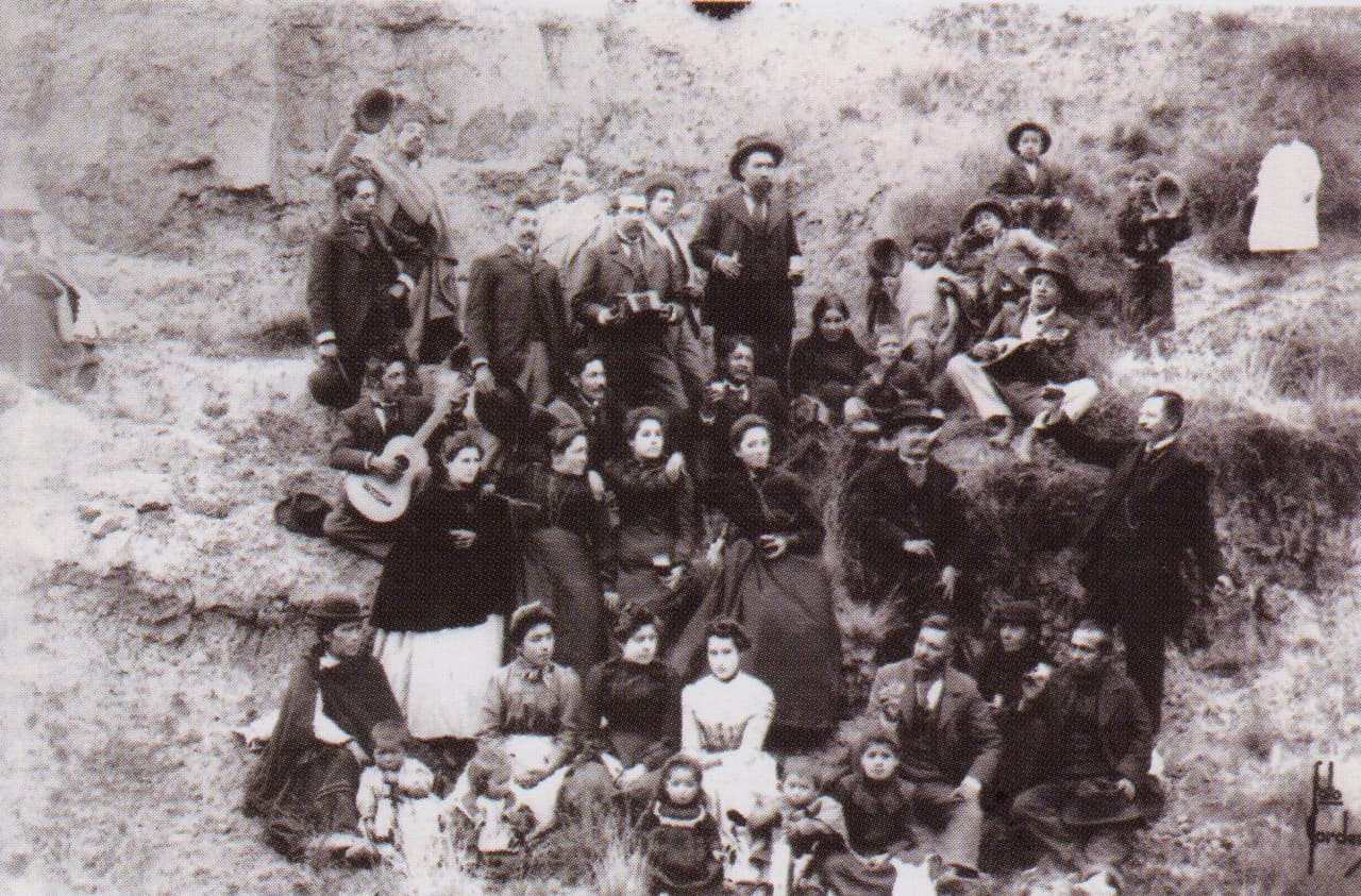 Celebration of the end of a mourning period (1915). Photo by Julio Cordero Castillo.