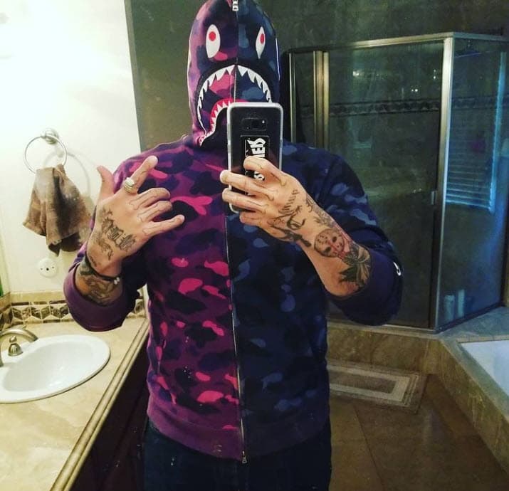 No está claro cuándo se habrá hecho Emiliano Aguilar ese tatuaje, pero en una foto de febrero de 2018 
<b><a href="https://www.instagram.com/p/BeuAxpEFq2H/" target="_blank">esa marca no se ve entre los tatuajes</a></b> que ya tenía en ese entonces en los brazos. 
<br>