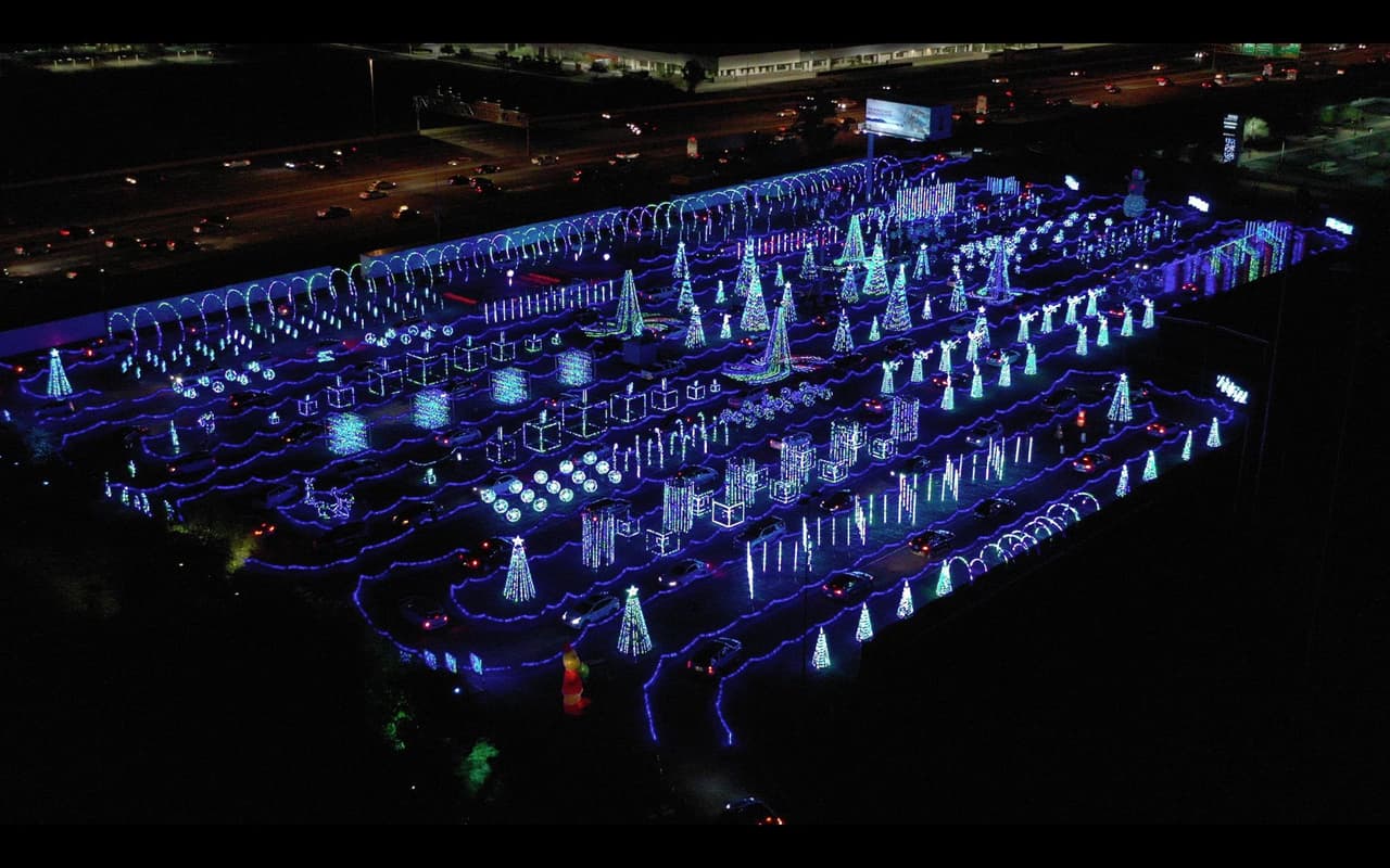 Candy Rush de World of Illumination también tiene un túnel de 500 pies de largo que también funciona como el portal mágico de Papá Noel, un pueblo de pan de jengibre, hadas de ciruela azucarada y golosinas iluminadas hasta donde alcanza la vista. Abierto desde el 13 de noviembre de 2020 hasta 3 de enero de 2021.