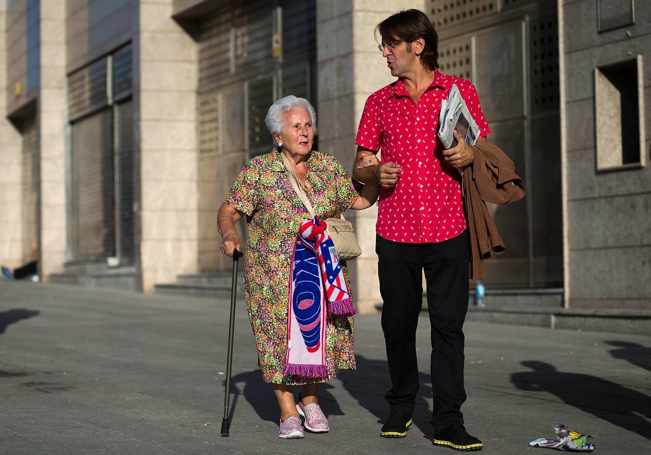 Los expertos dicen que los hijos hombres deben tomar la responsabilidad, que muchas veces se deja a las mujeres.