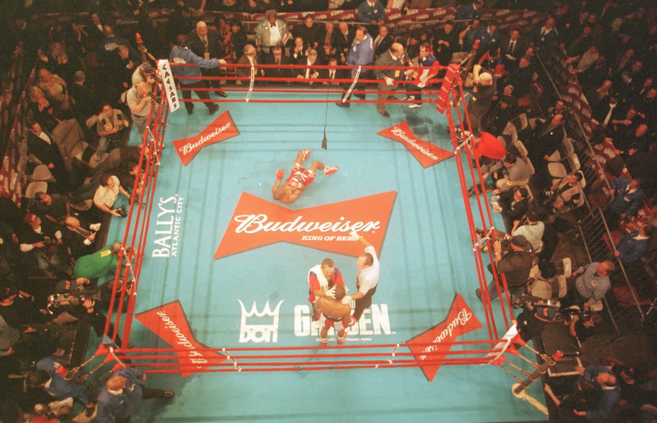 En lo que resultó ser una noche emotiva para muchos en ringside, Hopkins hizo obra maestra al dejar noquear a Trinidad en el round 12 y se convirtió en el primer campeón unificado de la división.