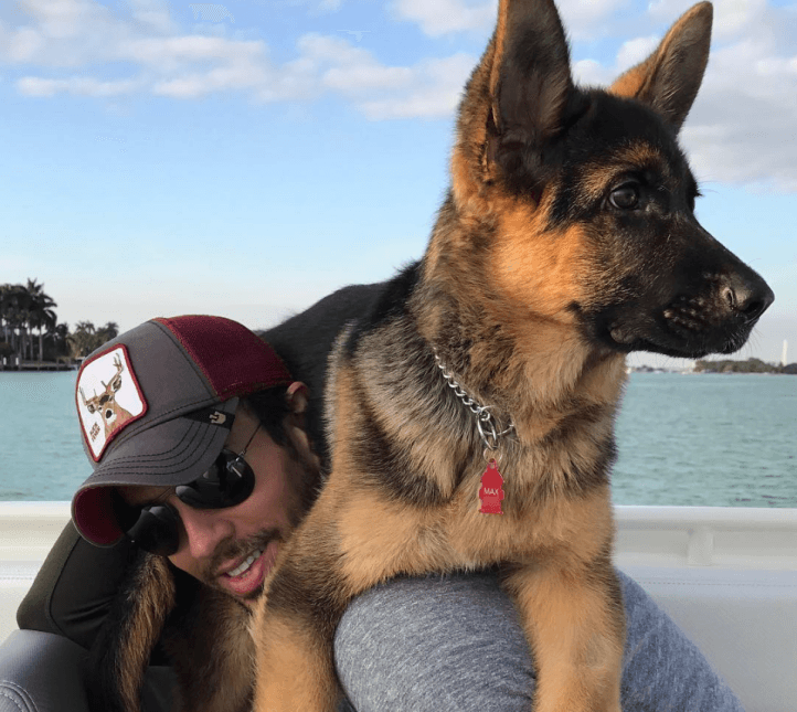Si esto no es cariño, entonces no sabemos qué lo es. Miren como
<b><a href="https://www.univision.com/temas/enrique-iglesias">Enrique Iglesias</a></b> disfruta el tiempo con su canino.