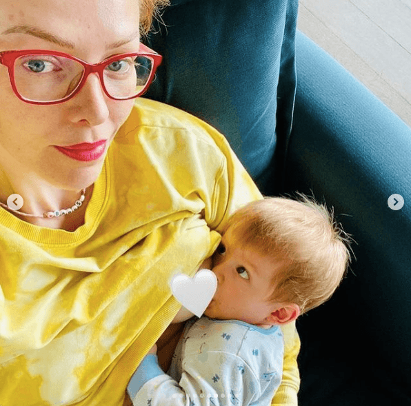 “Duele, si, a mi es de lo que más me ha dolido. Entre los desvelos, la famosa mastitis, pezones agrietados, contracturas de cuello, hombros, clavícula y muñecas, he querido renunciar un día si y el siguiente también. Pero el cuerpo es tan sabio que encuentra la manera de reponerse y cargar las pilas al 100” , escribió.