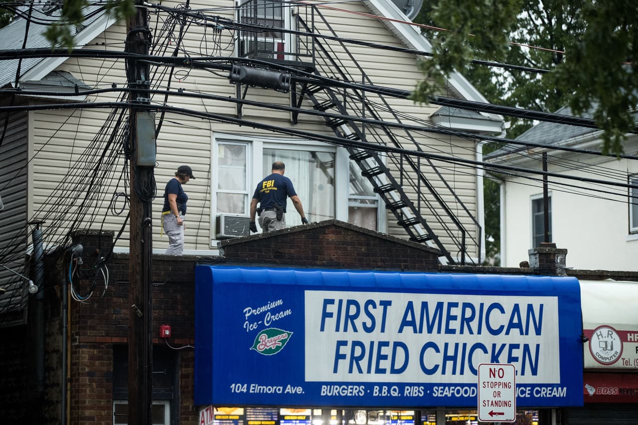 Agentes del FBI revisaron la vivienda que los Rahami tenían en los altos de su negocio, en la avenida Elmora.