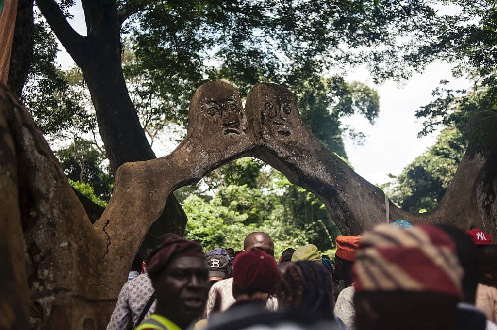 El bosque sagrado está repleto de estatuas y efigies religiosas en honor a Osún, y cada agosto se lleva a cabo el Festival de Osún-Osogbo, en honor de su deidad y que está repleta de rituales particulares para librarnos de todo mal.