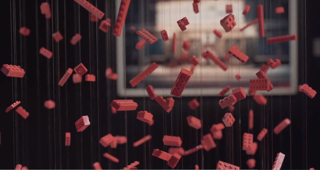 Estos pequeños bloques rojos, representan las gotas de lluvia en la obra "Red Umbrella", dejando claro que cuando se trata de detalles, Nathan Sawaya, no dejó ninguno por fuera.