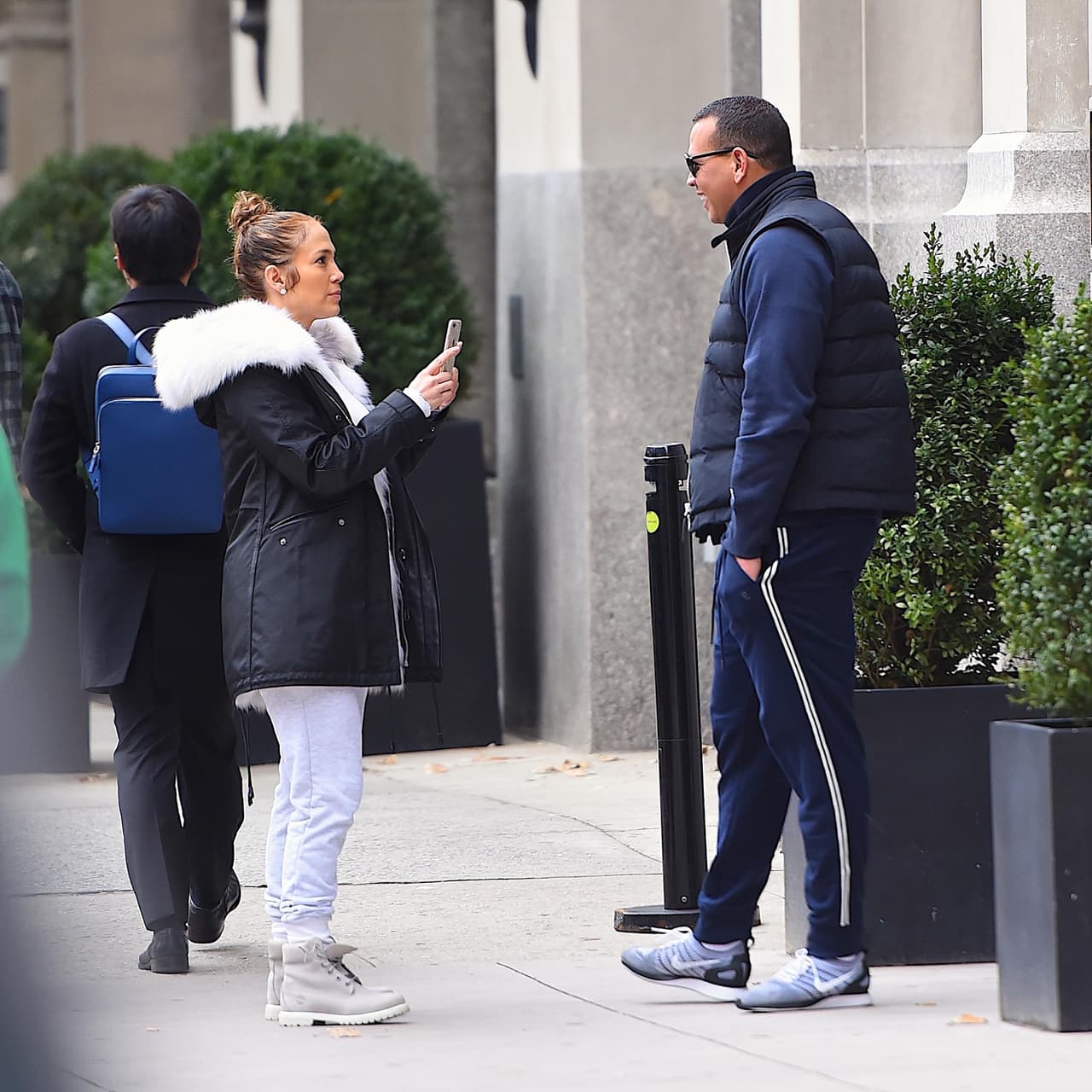 Jennifer López defendió la canción porque ha vivido lo que ahí se expone. "Sabes cómo todo el mundo, todas tus tías, tíos, los primos, opinan sobre tu relación... No importa lo que la gente diga, si nos les gusta que estemos juntos, que se jodan".