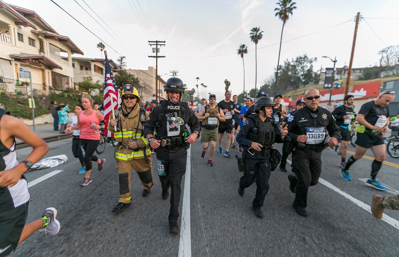 Miembros del departamento de bomberos y la policía de Los Ángeles se unieron a la competencia del 2017.