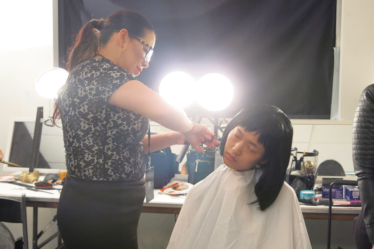 Las pelucas las colocaron sobre las modelos y después las cortaron.