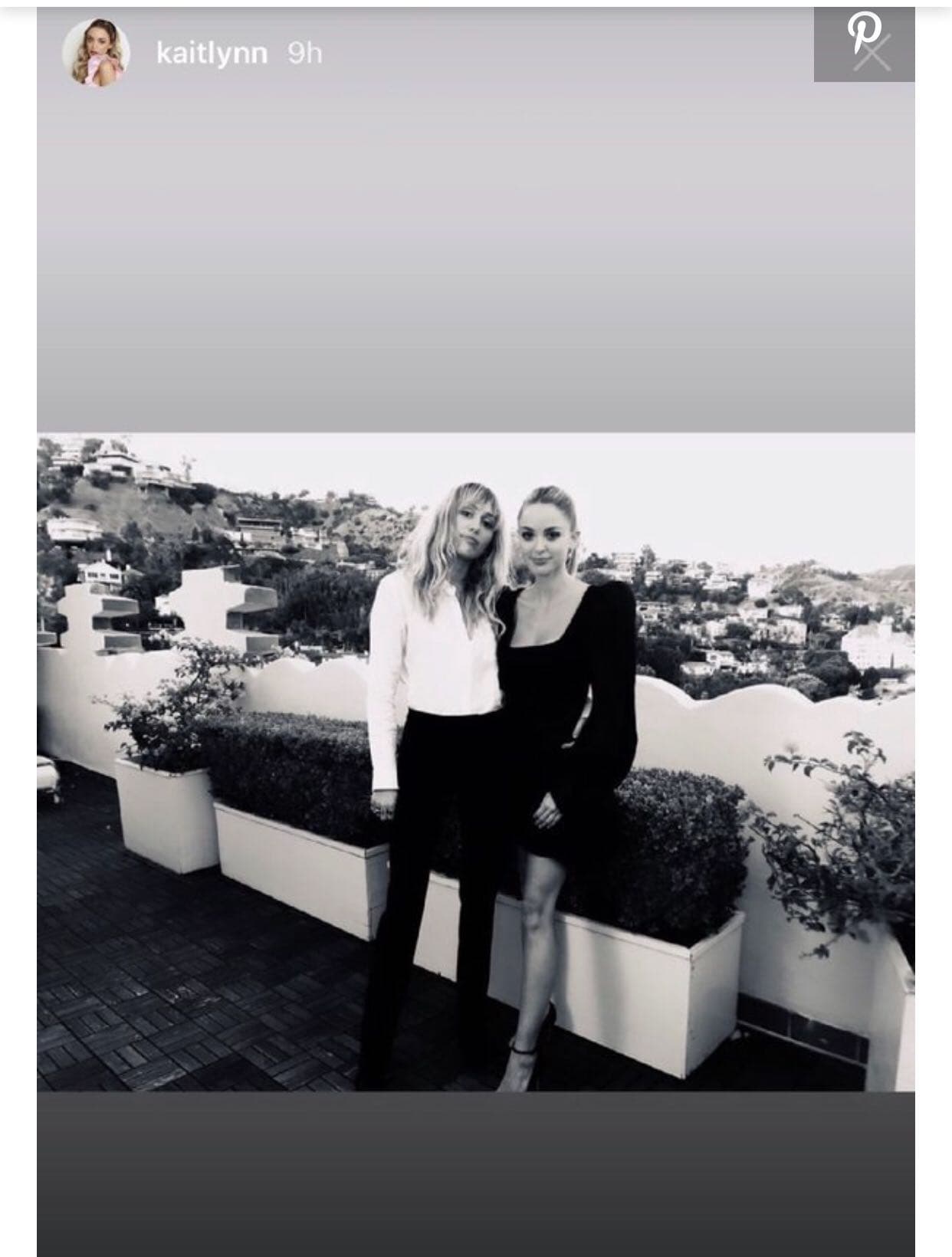 De acuerdo con un reporte de 
<b><a href="https://people.com/music/kaitlynn-carter-birthday-miley-cyrus-photos/">People</a></b>, Carter también publicó un video en el que aparece sentada en una mesa frente a un gran helado. Según la reseña, Cyrus y un grupo de amigos le cantaron el clásico 'Happy birthday'.