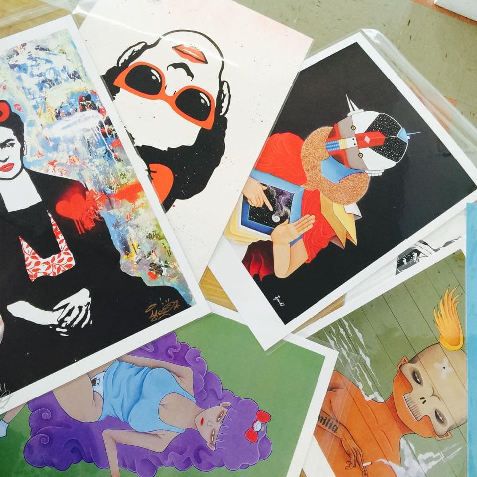 El arte que se exhibe dentro de esta galería va desde pinturas, productos hechos a mano, juguetes personalizados, ilustraciones e impresiones de edición especial, libros, camisetas y más.