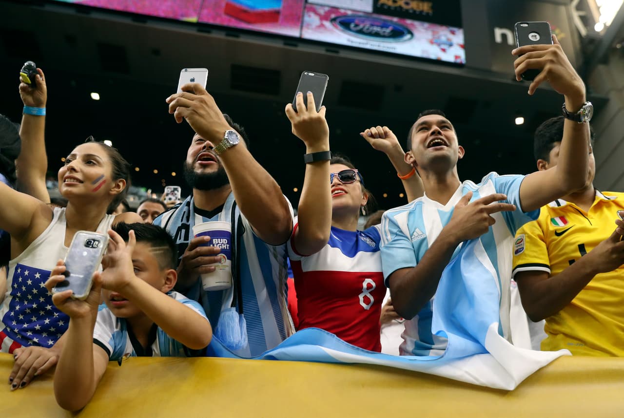 La presencia del astro revolucionó a los aficionados del sur de Texas.