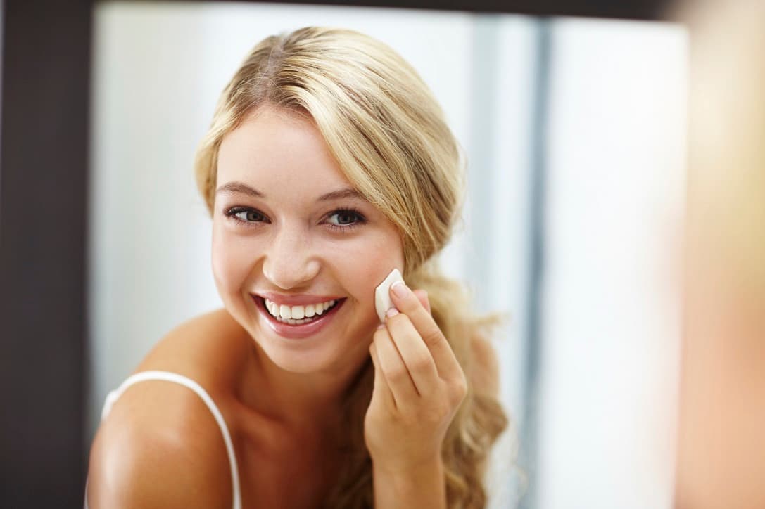 Verde amarillento. Si el rojo de tu rostro tiende al violáceo o al magenta, podrías usar un verde con subtonos amarillos para cancelarlo. Por eso, sería perfecto para alguna cicatriz provocada por el acné, o para cubrir la descoloración en el párpado superior.