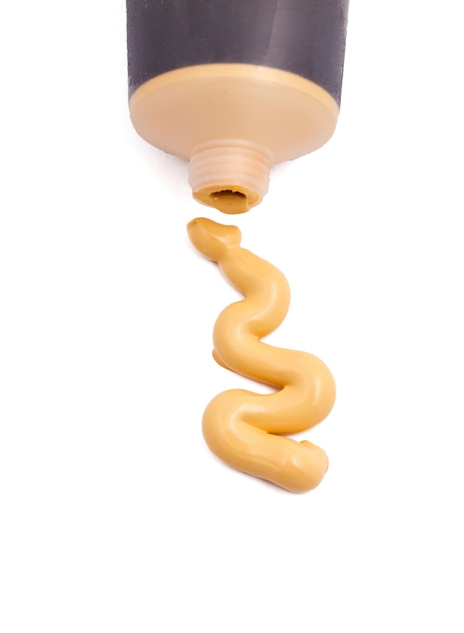 Amarillo. Este tono suele funcionar bien para quienes tienen piel oliva o bronceada, y disimulará ojeras violáceas o manchas.