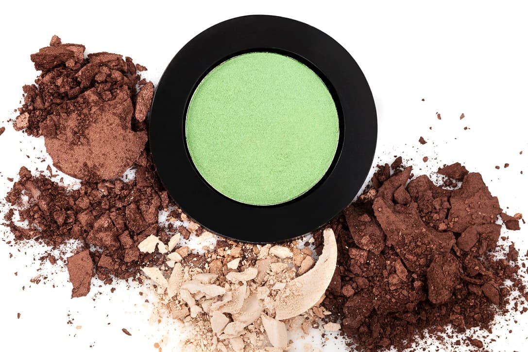 Verde menta. Este color podría ser bueno para cancelar tonalidades rojizas leves, como las de la rosácea, una leve irritación o alguna espinilla, como explica el portal de belleza Into The Gloss.