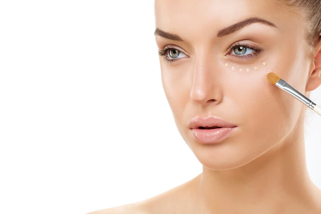 Por ejemplo… “De allí que se usen el verde y el naranja en los correctores: el verde es el opuesto del rojo, un color que suele aparecer en el rostro cuando no hemos descansado o cuando estamos resfriadas; y el naranja del azul, que puede aparecer en las ojeras”, nos explicó.