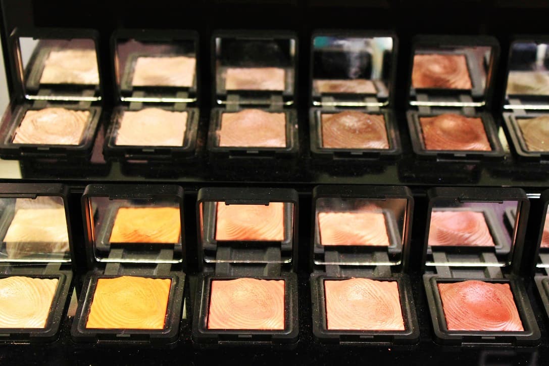 Naranja. Los correctores anaranjados vienen en una gran variedad de tonos: desde el salmón, hasta el melocotón o mandarina. Serán tus aliados para cubrir ojeras profundas y azuladas.