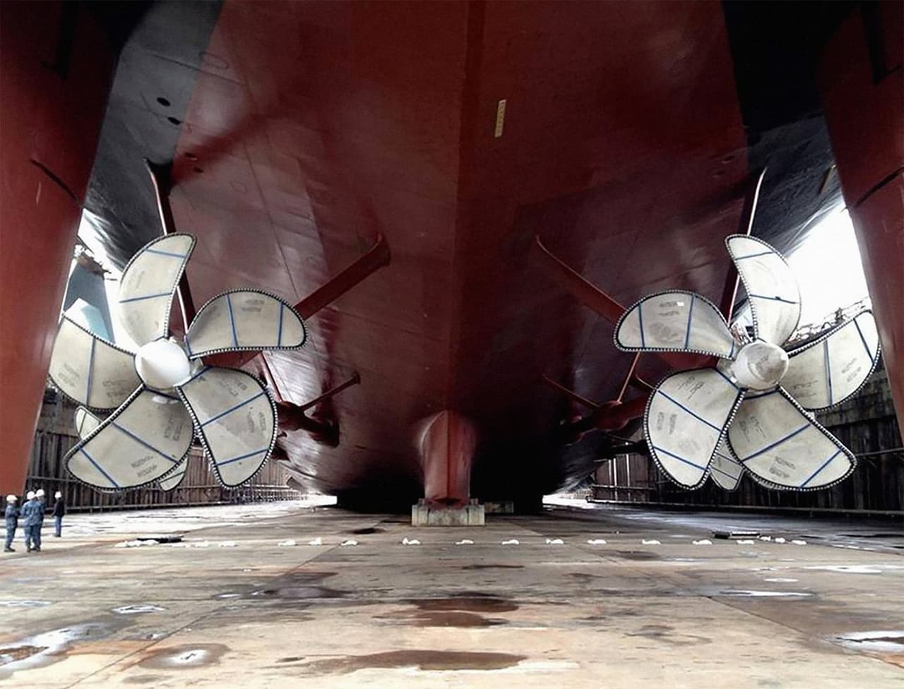 Las inmensas hélices que impulsan al USS Gerald Ford a 30 nudos, unas 34 millas por hora, cuando aún se encontraba en construcción en el astillero.