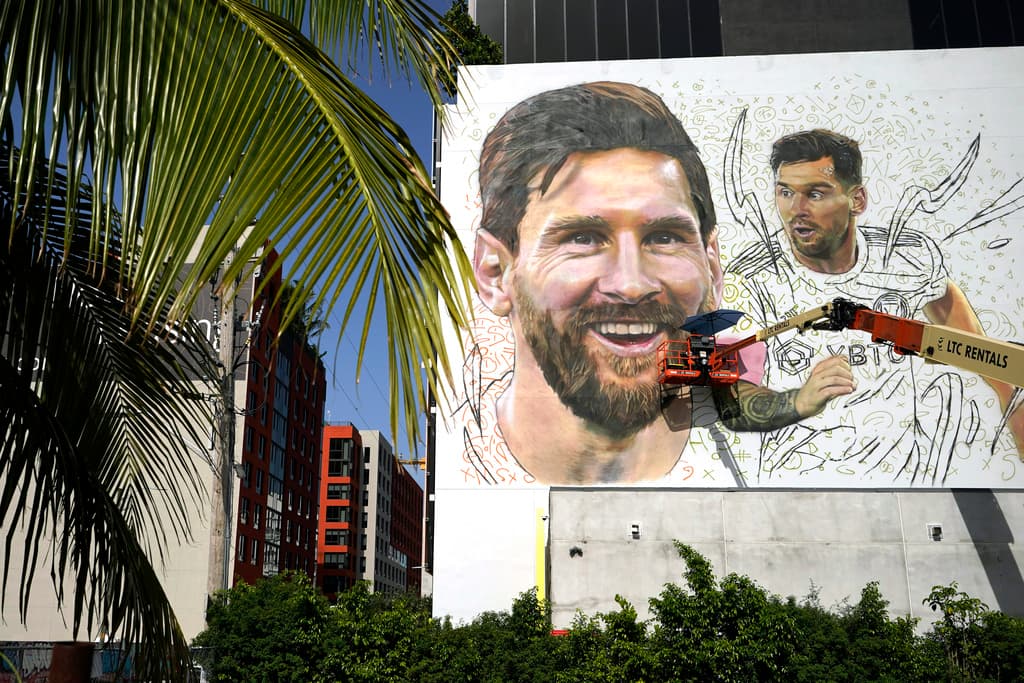 <h2 class="cms-H2-H2"><b>El mural más grande de Messi</b></h2>
<br>Una de las muestras que más ha llamado la atención del astro argentino es su propio mural. Este Messi sonriente de más de 20 metros de altura es obra del también del argentino Maximiliano Bagnasco y se encuentra en el barrio de Wynwood en un edifició ubicado
<b> </b>en el 148 NW 28 St.
<br>
<br>
<a href="https://goo.gl/maps/nWXn2G1JST51kjt36" target="_blank">Mural de Messi en 148 NW 28 St.</a>