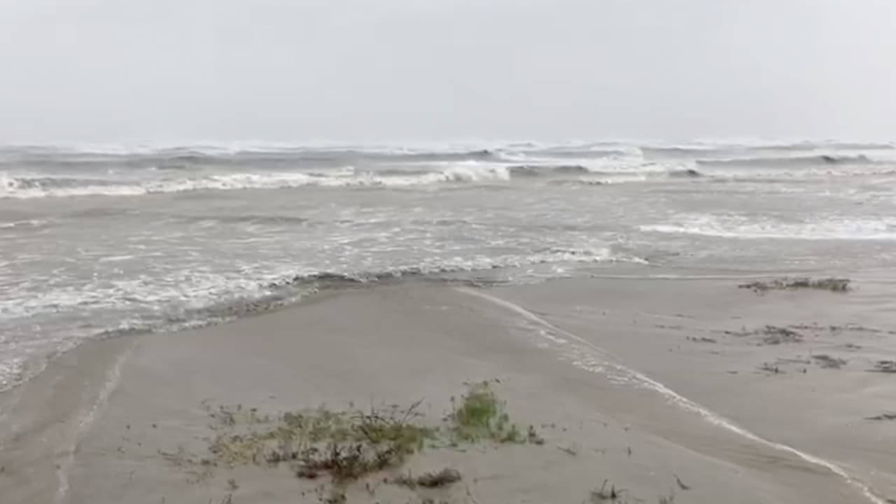 Tampoco se ha emitido una orden de evacuación voluntaria para los residentes de la isla