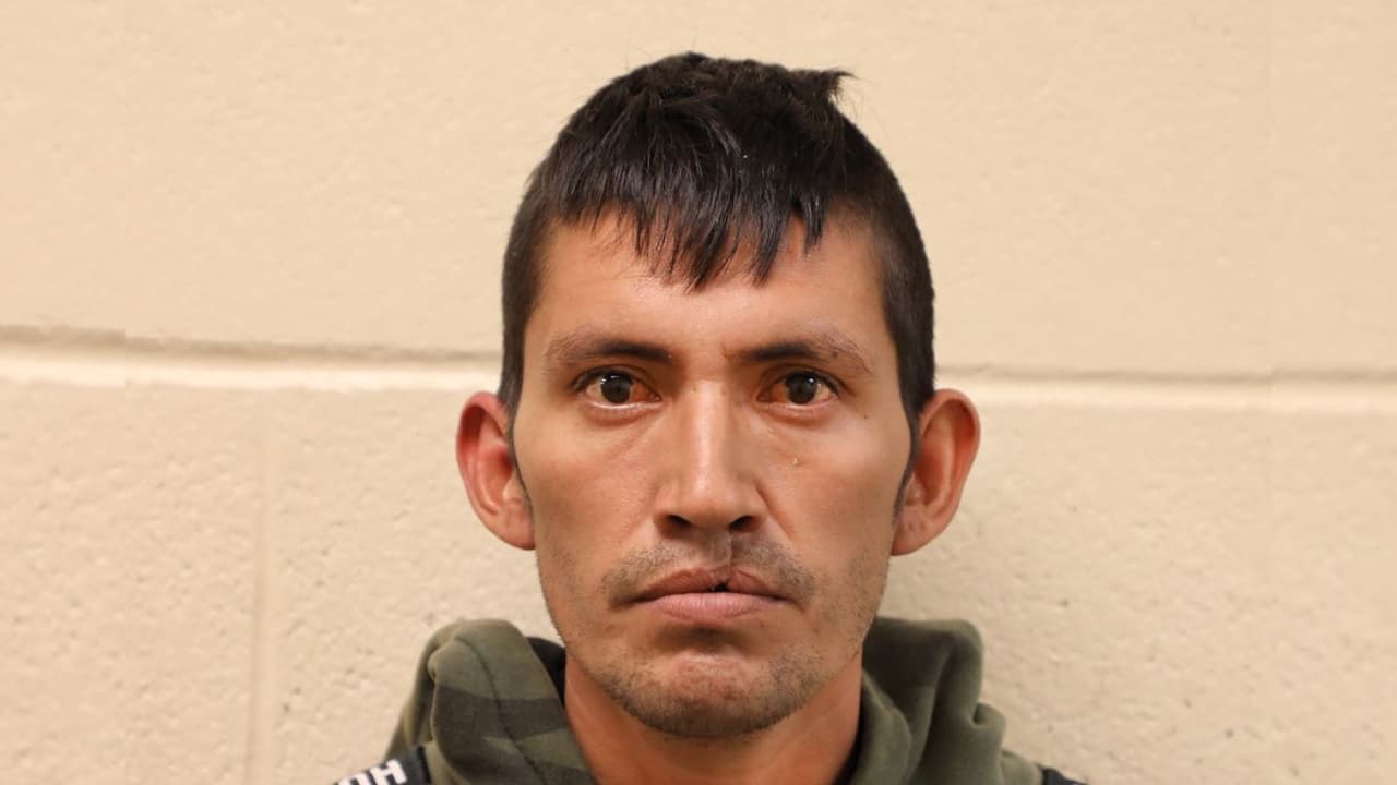 Al inmigrante guatemalteco Jesús Mendoza López lo arrestaron en Douglas. Había sido deportado previamente por ser un delincuente convicto. En 2017, fue condenado por agresión a un niño en el condado de Palm Beach, Florida.