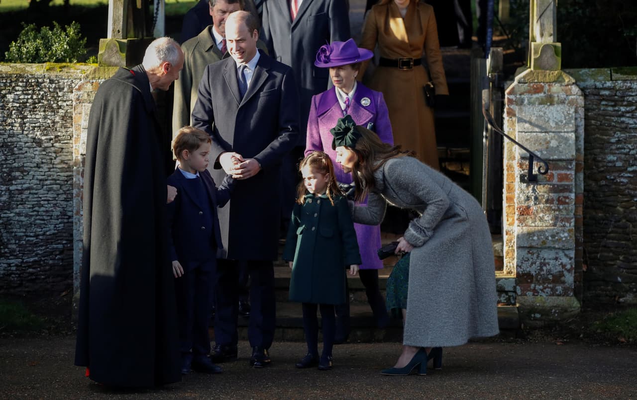 Este fue el primer Sandringham al que el príncipe George, de 6 años, y la princesa Charlotte, de 4, asistieron. Él usó un abrigo negro y 
<b><a href="https://www.univision.com/famosos/kate-middleton-la-viva-imagen-de-la-elegancia-al-asistir-a-la-misa-de-navidad-junto-a-la-reina-isabel-fotos">la pequeña llevó uno verde</a>, </b>que combinó con los accesorios de su madre.