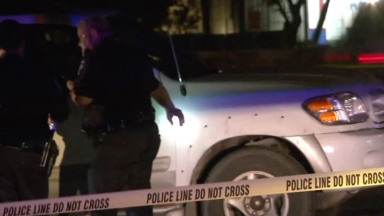 "
<b><a href="https://www.univision.com/local/houston-kxln/muerte-ninos-furia-al-volante-investigacion-tyler-young-tiroteo-houston">Es un milagro</a></b> que esos dos niños pudieron saltar y conducir el carro desde la carretera hasta aquí, estaban hasta el lado oeste del interestatal 10, lo manejaron por una milla", indicó el teniente R. Willkens, portavoz de HPD.