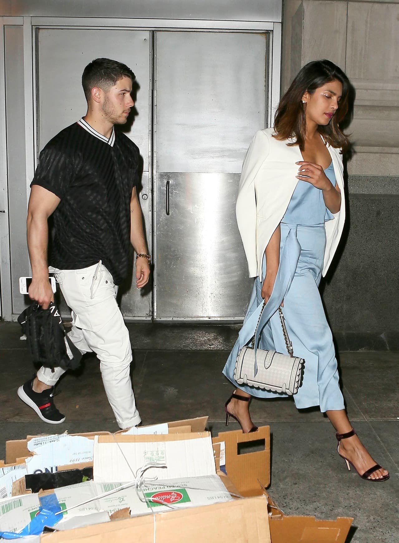 Se trata de la actriz
<b> <a href="https://www.univision.com/fresno/entretenimiento/chismes/priyanka-chopra-la-sofia-vergara-de-la-india-fotos#ea7f87820000">Priyanka Chopra</a></b>,
<b> 11 años mayor que él</b> e íntima amiga, la duquesa de Sussex 
<b><a href="https://www.univision.com/estilo-de-vida/bodas/asi-si-meghan-su-segundo-espectacular-vestido-de-novia-para-la-fiesta-de-boda-no-decepciono-fotos">Meghan Markle</a></b>. De hecho, destacó entre las 
<b><a href="https://www.univision.com/shows/el-gordo-y-la-flaca/entre-criticas-y-halagos-jomari-goyso-escogio-a-los-mejor-y-peor-vestidos-de-la-boda-real-videohttp://">mejores vestidas</a></b> en la boda real a la que asistió sola.