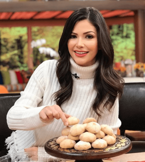 Ana Patricia estaba lista para recibir a nuestros invitados con unos ricos polvorones de almendra.