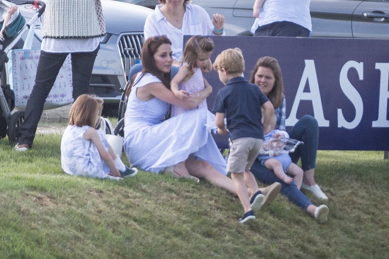Añadió: "Estamos acostumbrados a toda la pompa y ceremonia que acompaña a la Familia Real, pero fue genial ver a Kate comprando con sus hijos en una tienda de descuento que el resto de la gente usa", agregó en la entrevista con el diario británico.