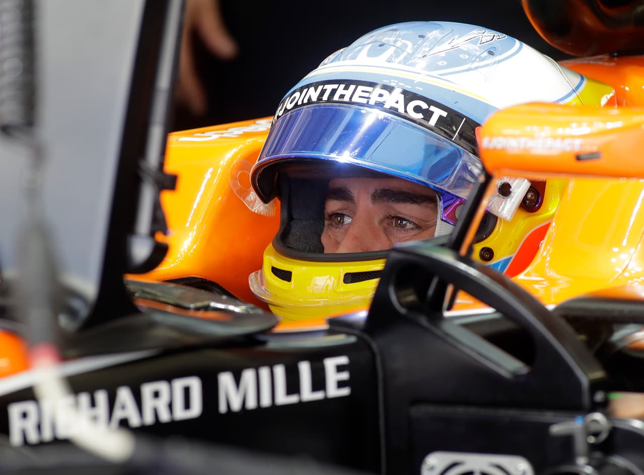 Antes de la salida, el piloto español Fernando Alonso (McLaren Honda) abandonó por problemas mecánicos. Una pésima temporada la que atraviesa el ibérico, que ya piensa en las 500 Millas de indianápolis.
