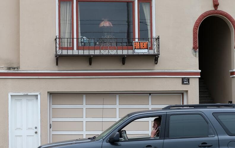 <h3 class="cms-H3-H3">Qué inquilinos no están bajo la protección de la Ley AB 1482</h3>
<br> 
<br>La ley no protege a los inquilinos que rentan en complejos de apartamentos construidos después de 2007; casas de una sola familia, dormitorios o viviendas asequibles.
<br> 
<br>Según el vocero de la organización The Debt Collective, los inquilinos en estas viviendas podrían ver incrementos de más del 10%.