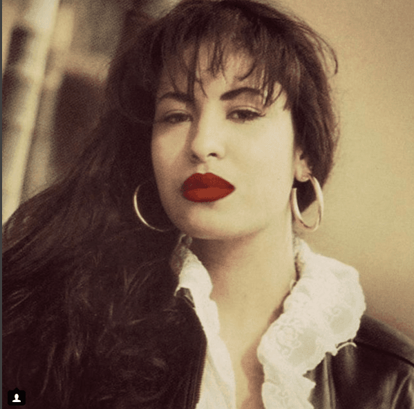 Ese tono súper intenso y característico en el estilo de Selena.