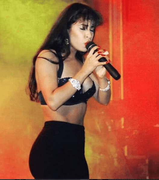 Su peinado, sus uñas, su ropa y su makeup, le crearon una personalidad súper icónica, que a la fecha siguen haciéndola un referente fashion.