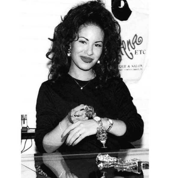 Wow! Qué tamaño de relojes y pulseras los que usaba esta mujer.